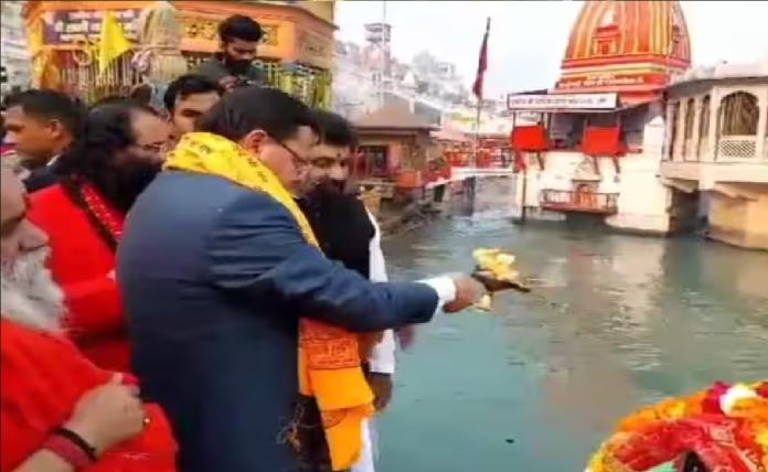 Uttarakhand: श्रीराम को अर्पित होगा उत्तराखंड की पवित्र नदियों का जल, सीएम धामी ने भजन गाकर कलश यात्रा को किया रवाना