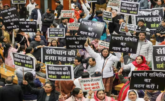 MCD की सदन में जबरदस्त हंगामा, मेयर की मेज पर चढ़ गए विपक्षी पार्षद, सिक्योरिटी फोर्स तैनात