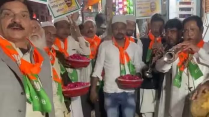 Watch: पीएम मोदी के लिए काशी विश्वानाथ मंदिर के बाहर जुटे मुस्लिम समुदाय के लोग, शहनाई बजाकर किया स्वागत